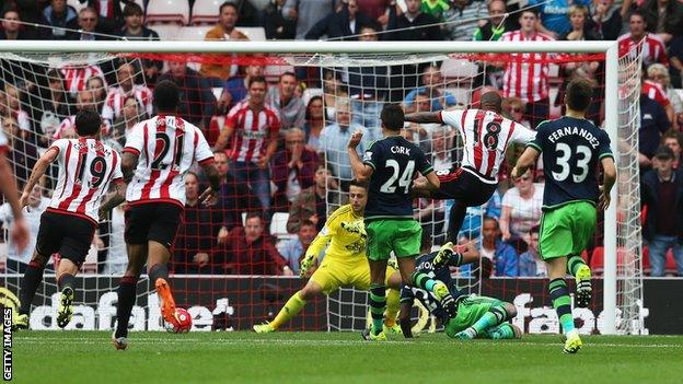 Sunderland striker Jermain Defoe scores against Swansea