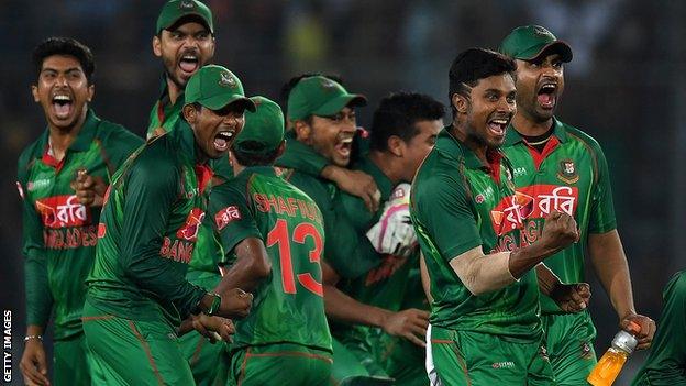 Bangladesh celebrate Jos Buttler's wicket