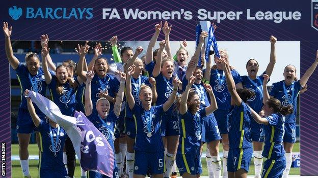 Chelsea celebrate 201-22 WSL title win