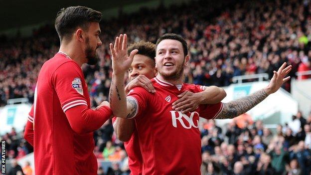 Lee Tomlin (centre)