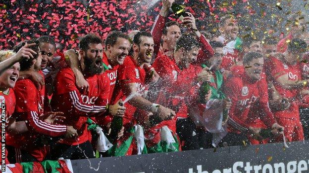 Wales players celebrate Euro 2016 qualification