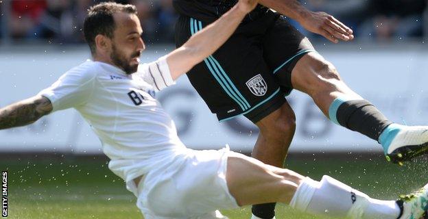 Leon Britton tackles Salomon Rondon