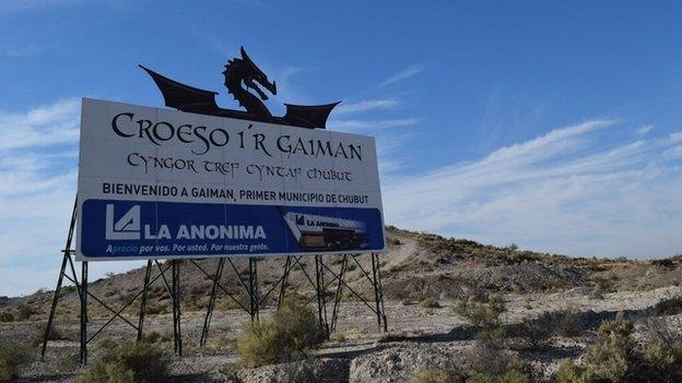 Bilingual Welcome to Gaiman sign in Patagonia