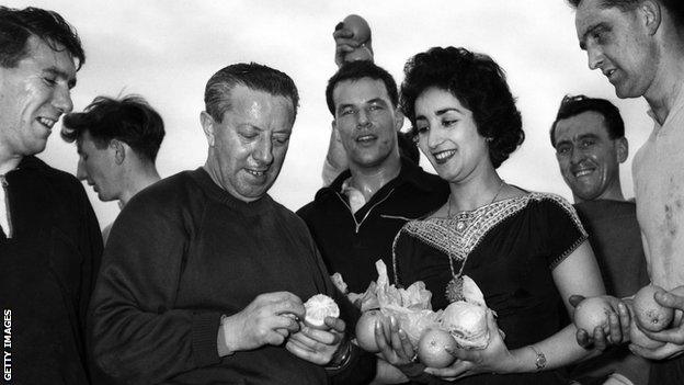 Wales' players and coaches are presented with Israeli oranges