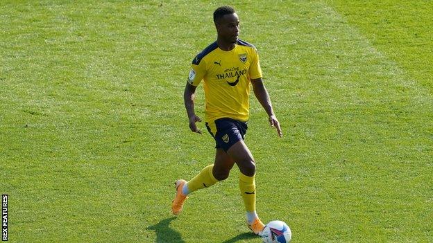 Derick Osei Yaw playing for Oxford United