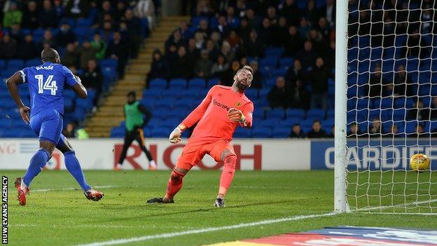 Sol Bamba beats Hull goalkeeper Allan McGregor with his header