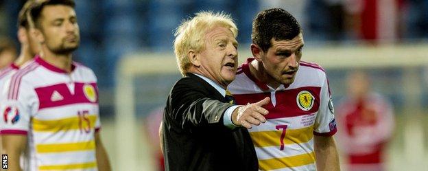 Scotland manager Gordon Strachan chats with Graham Dorrans in Portugal