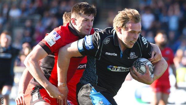 Jonny Gray playing for Glasgow Warriors against Edinburgh