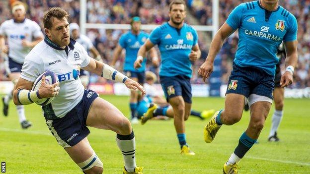 Sean Lamont scores for Scotland