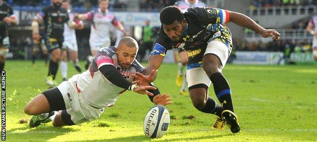 Eli Walker scores the second Ospreys try