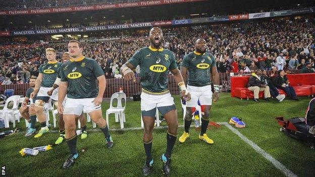 Siya Kolisi (centre)