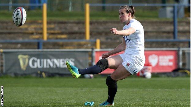 Emily Scarratt kicks the ball