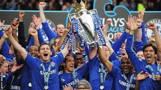 Frank Lampard holding the Premier League trophy