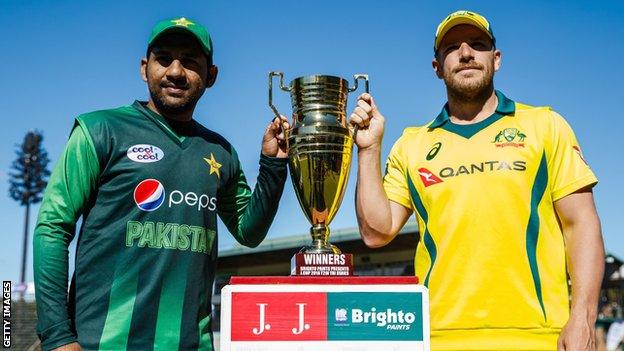 Pakistan captain Sarfraz Ahmed and Australia skiipper Aaron Finch with the T20 series trophy