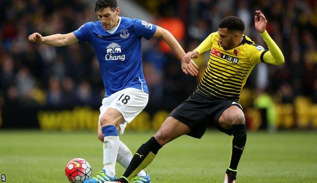 Gareth Barry (left)