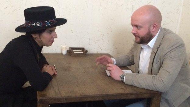 Darran Linc a' dèanamh agallamh le Jamala airson Eòrpa