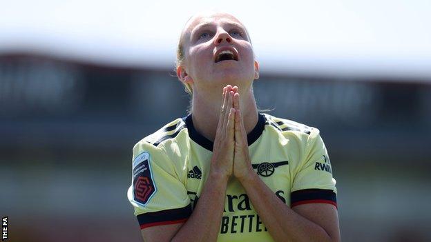 Beth Mead holds her hands together after missing a chance