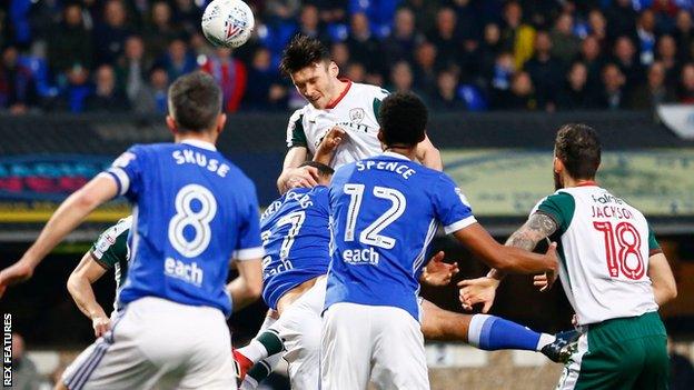 Kieffer Moore heads against the crossbar for Barnsley at Ipswich