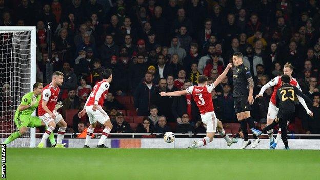 Marcus Edwards scoring for Vitoria Guimaraes at Arsenal