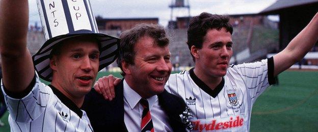 Alex Smith (centre) as manager of St Mirren