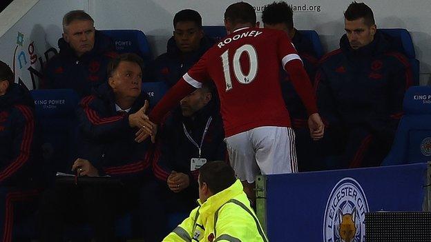 Wayne Rooney is substituted with an injury at Leicester City