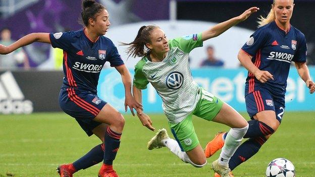 Tessa Wullaert playing for Wolfsburg