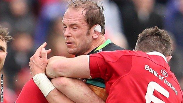 Donnacha Ryan and Peter O'Mahony tackle Alun Wyn Jones