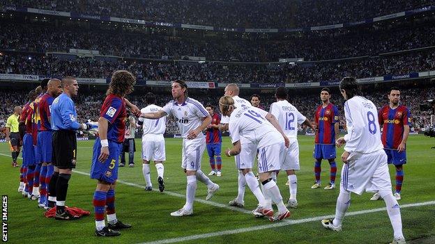 Barcelona give Real Madrid guard of honour