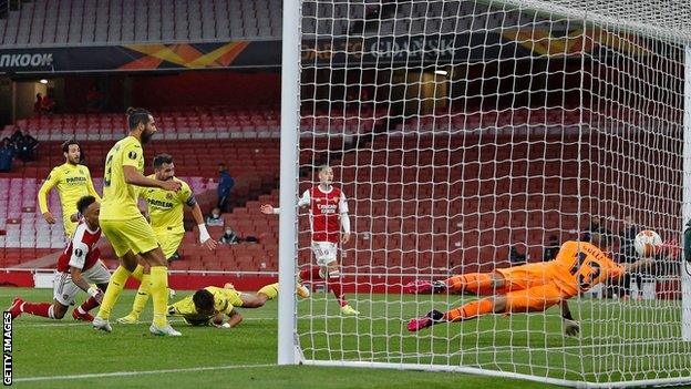 Pierre-Emerick Aubameyang hits the post with a header