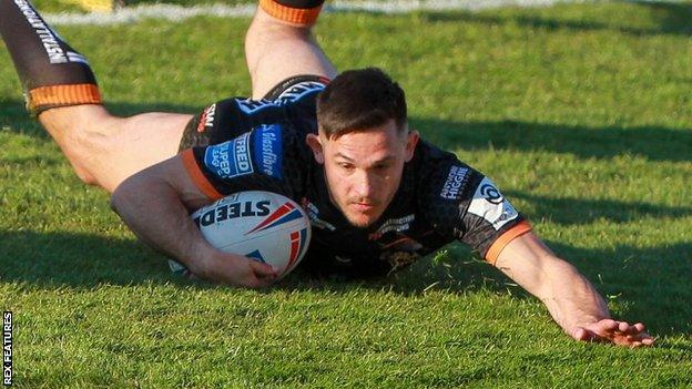 Castleford Tigers score a try