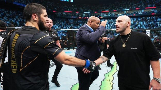 Alexander Volkanovski shakes hands with Islam Makhachev