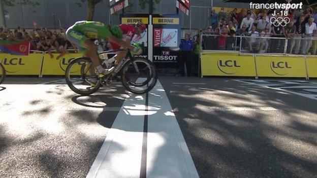 Peter Sagan beats Alexander Kristoff on the line