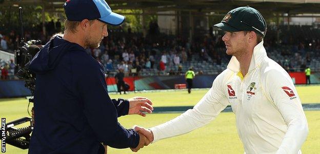 Joe Root shakes hands with Steve Smith