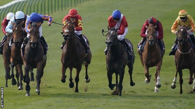 Hermosa wins the 1,000 Guineas