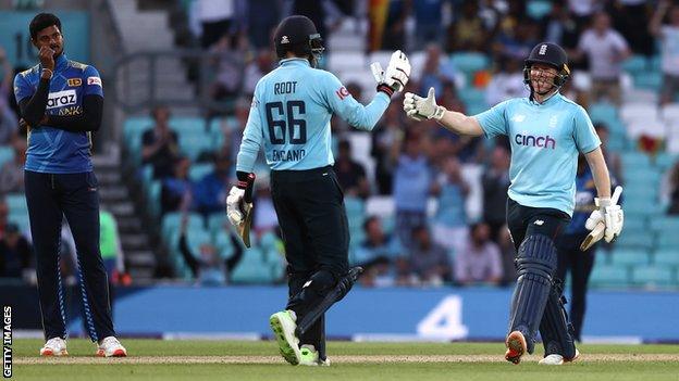 Joe Root and Eoin Morgan celebrate