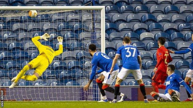 Benfica's Pizzi slots in a late equaliser for Benfica at Ibrox