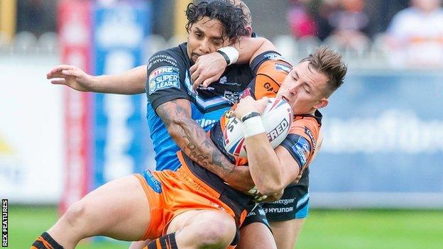 Hull's Albert Kelly and Cas winger Greg Eden both got on the scoresheet at the Mend-A-Hose Jungle