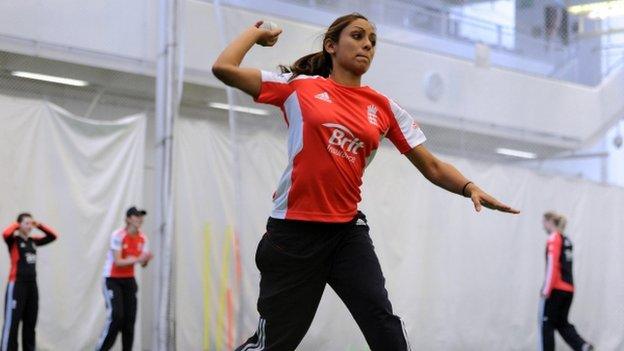 Isa Guha in fielding practice