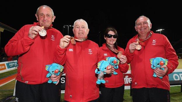 Gilbert Miles (second left) and Julie Thomas (second right) celebrate winning bronze in the para mixed pairs B2-B3 event with their guides at Gold Coast 2018.