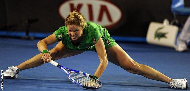 Kim Clijsters does the splits in a rally