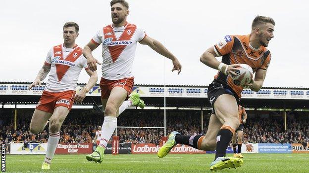 Greg Minikin scores a try