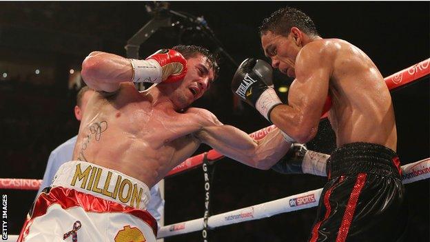 Anthony Crolla knocked out Colombia's Darleys Perez in the fifth round to win the WBA lightweight title.