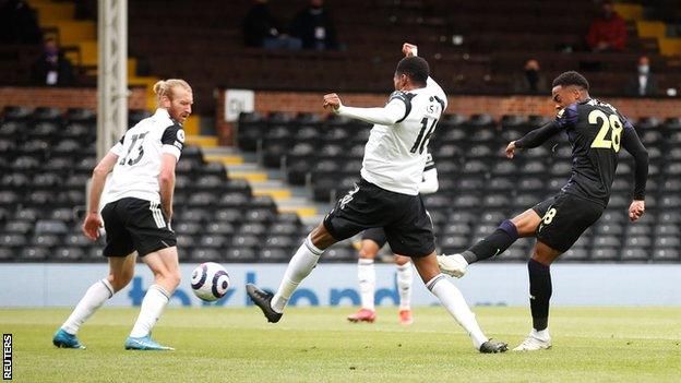 Joe Willock scores