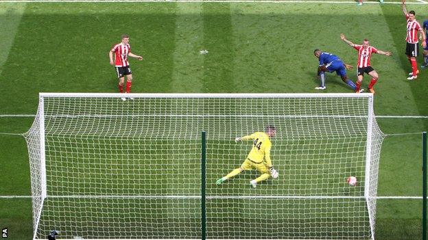 Wes Morgan scores