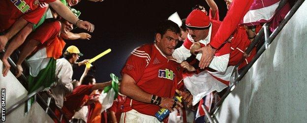 Martin Johnson is cheered on by fans as he goes back down the tunnel to the changing rooms