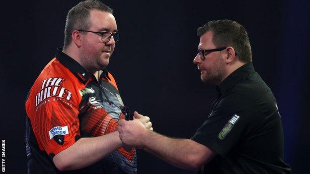 Stephen Bunting and James Wade shake hands