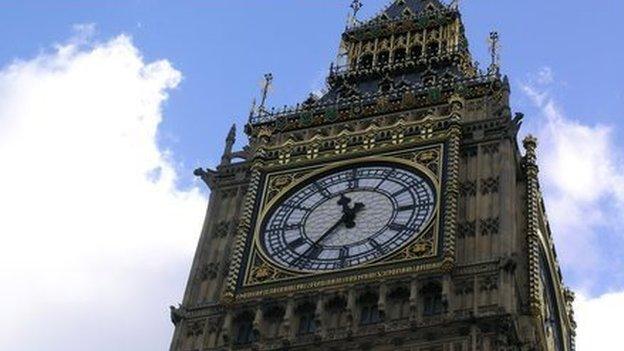 Tŵr Elisabeth sy'n dal y cloc, sydd â chloch o'r enw Big Ben