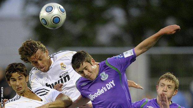 Gabriel Heinze and Shamrock's Eric McGill challenge for the ball