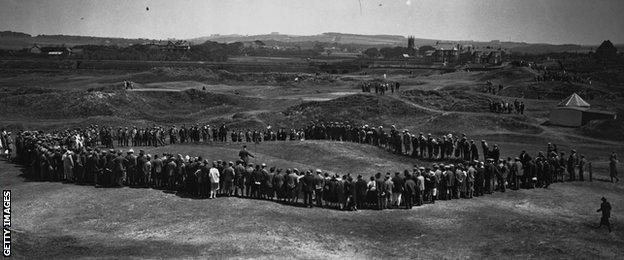 A large crowd of spectators follows Macdonald Smith in the 1925 Open Championship at Prestwick