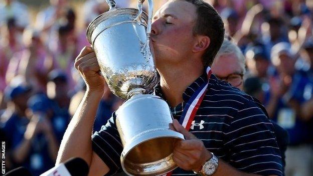 Jordan Spieth kisses US Open trophy